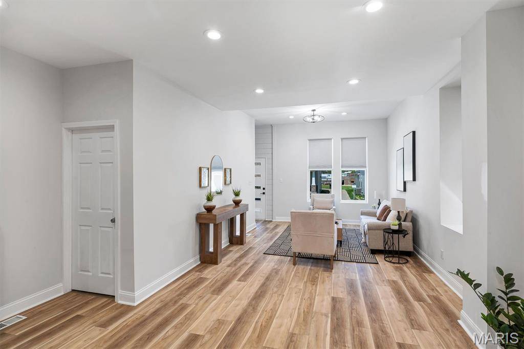 2758 Rutger ST, St Louis, MO 63104