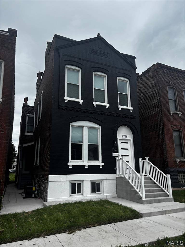 2758 Rutger ST, St Louis, MO 63104