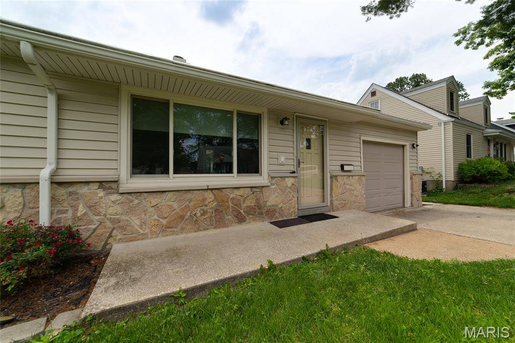 422 Barron LN, Webster Groves, MO 63119