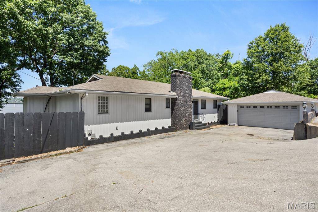 180 Borders DR, Lake Ozark, MO 65049