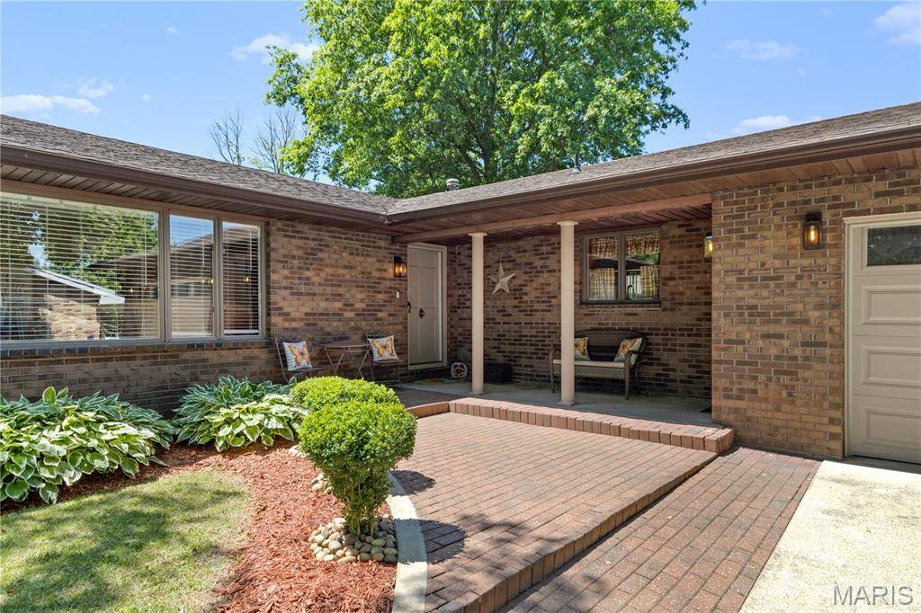 5 Magnolia DR, Moro, IL 62067