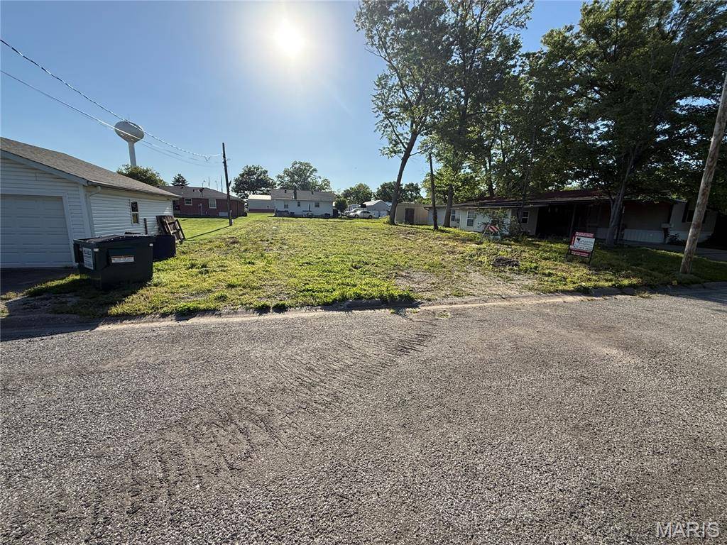825 Hartman DR, Red Bud, IL 62278
