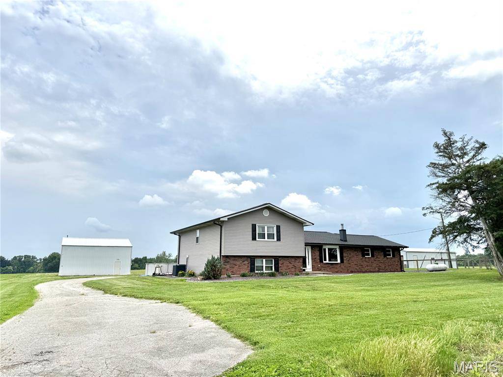 8757 US RT 50, Lebanon, IL 62254