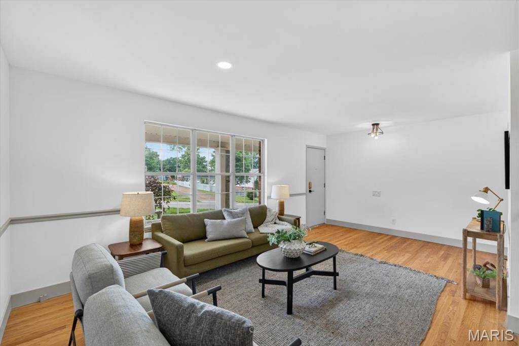 4851 Sunnyview DR, St Louis, MO 63128