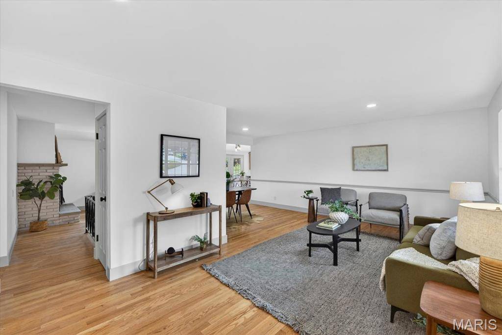 4851 Sunnyview DR, St Louis, MO 63128