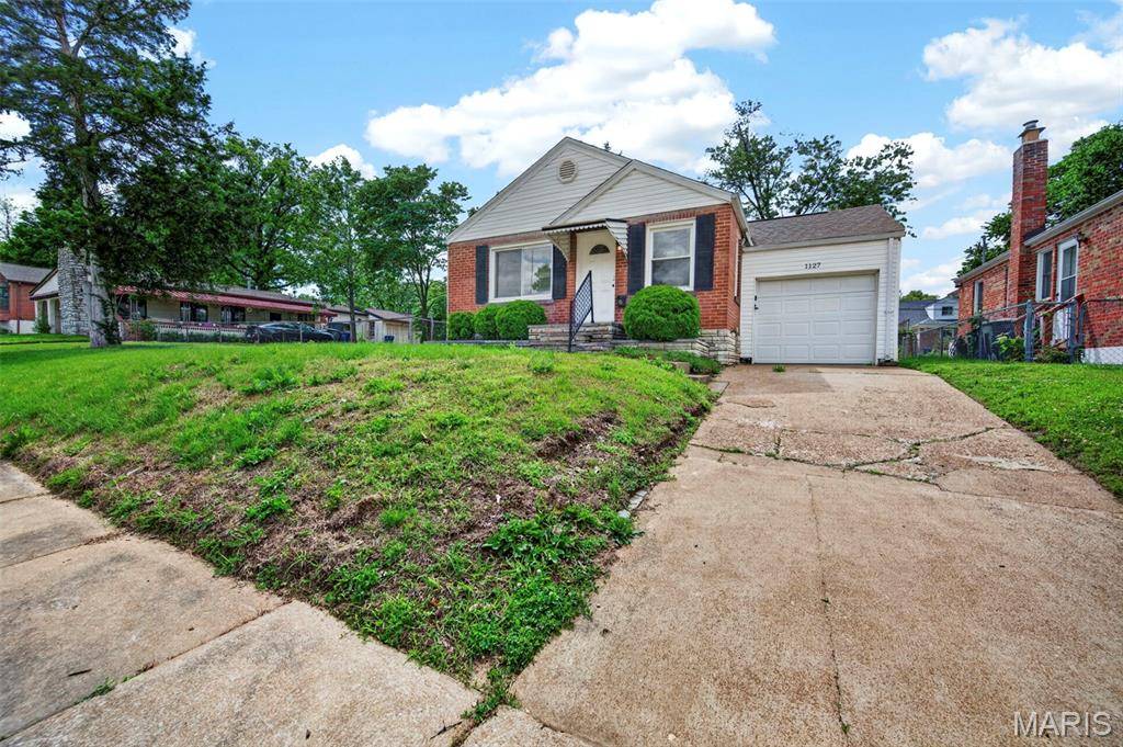 1127 Pembroke DR, St Louis, MO 63119