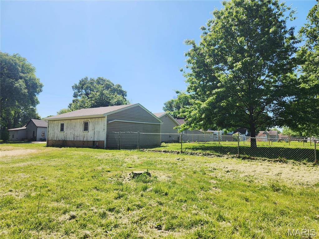 105 S Hill ST, Sorento, IL 62086