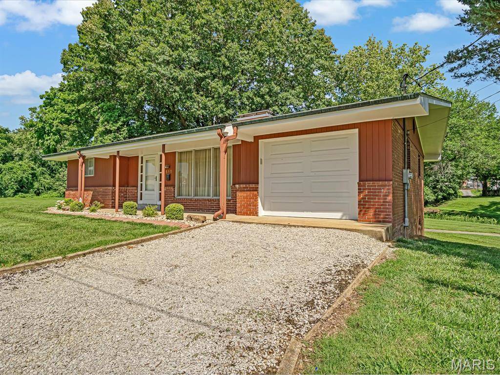 511 S 10th ST, Belleville, IL 62220