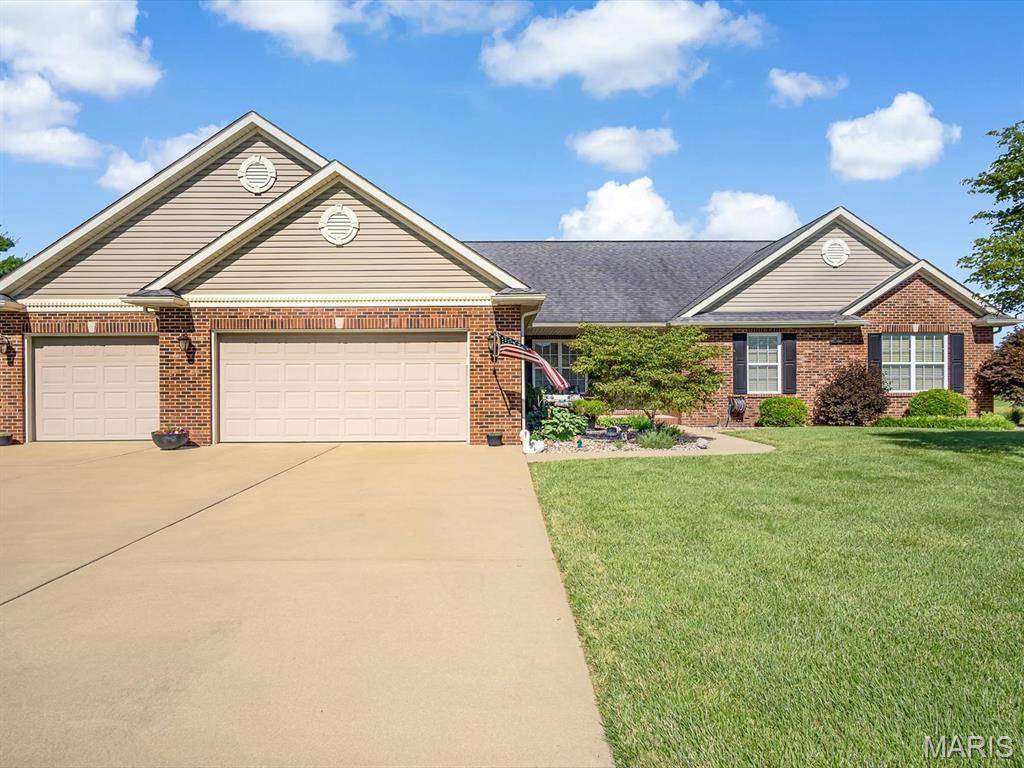 4020 Autumn Oak DR, Smithton, IL 62285