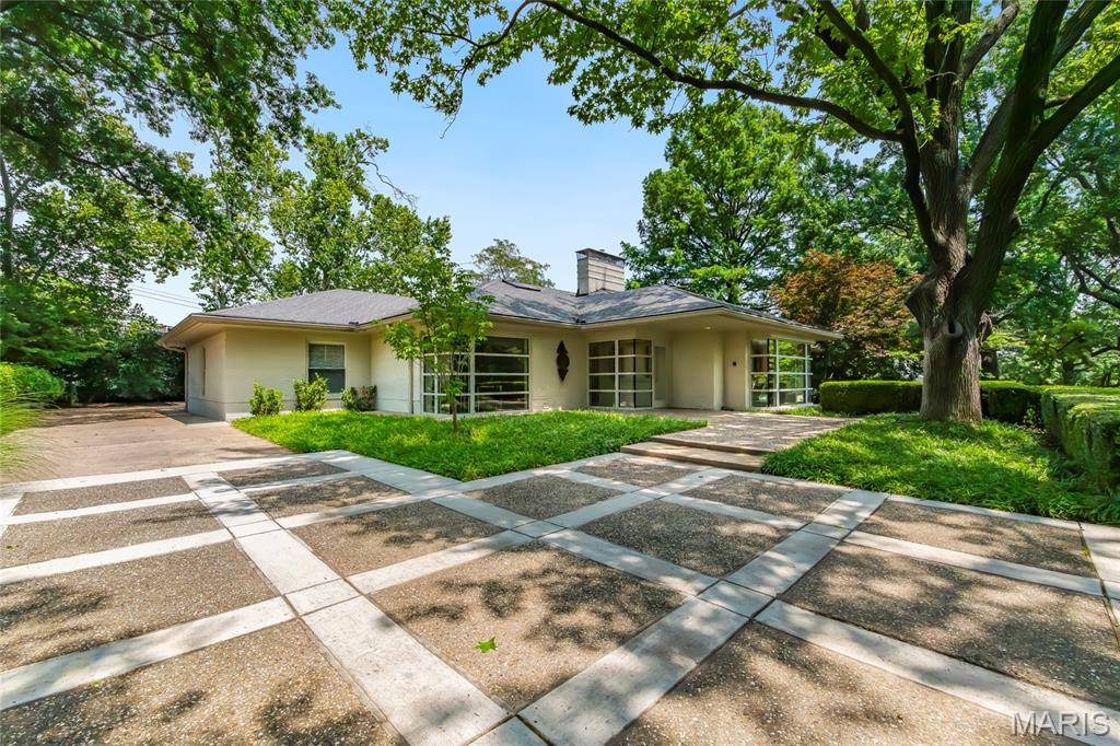 9005 Greenridge DR, Richmond Heights, MO 63117