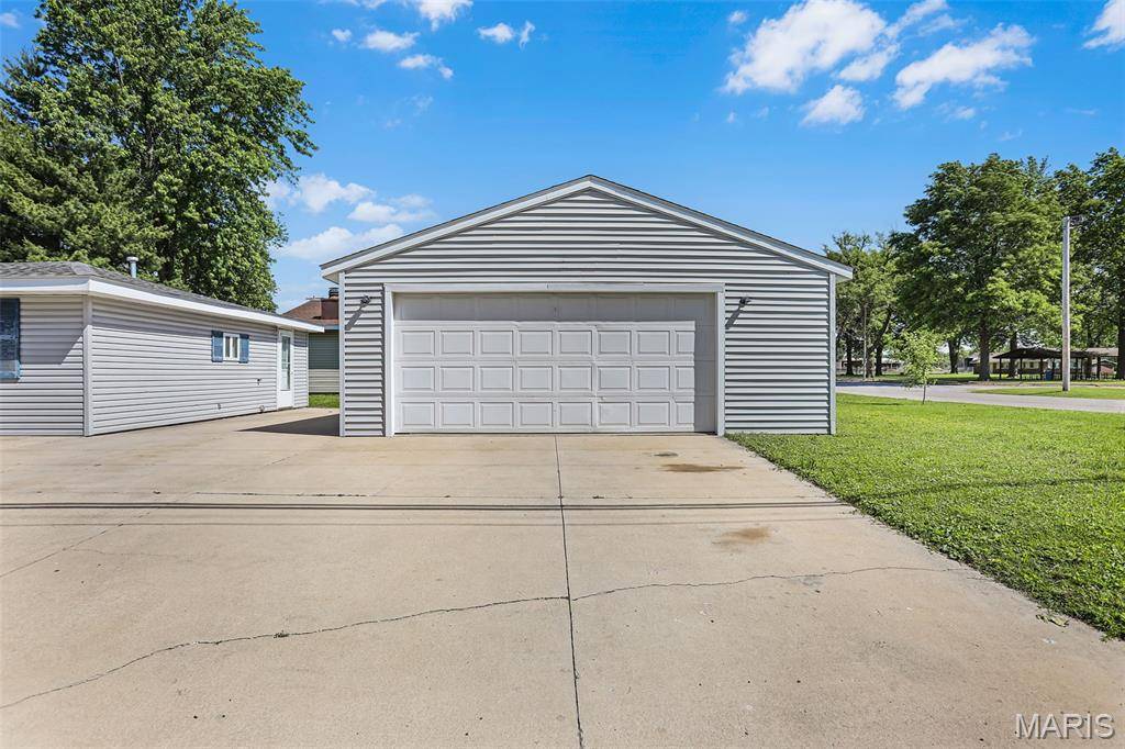1323 Lewis AVE, Wood River, IL 62095