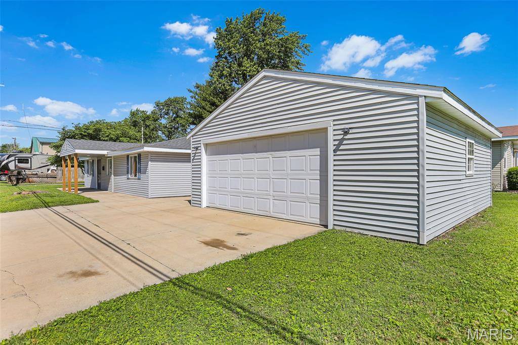 1323 Lewis AVE, Wood River, IL 62095