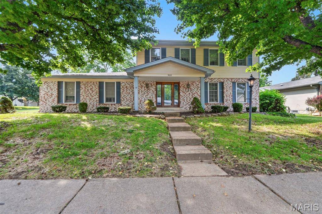 908 Devonshire LN, St Charles, MO 63301