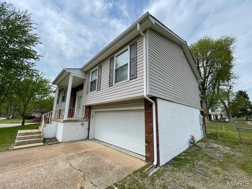 1501 Vicksburg DR, Belleville, IL 62221