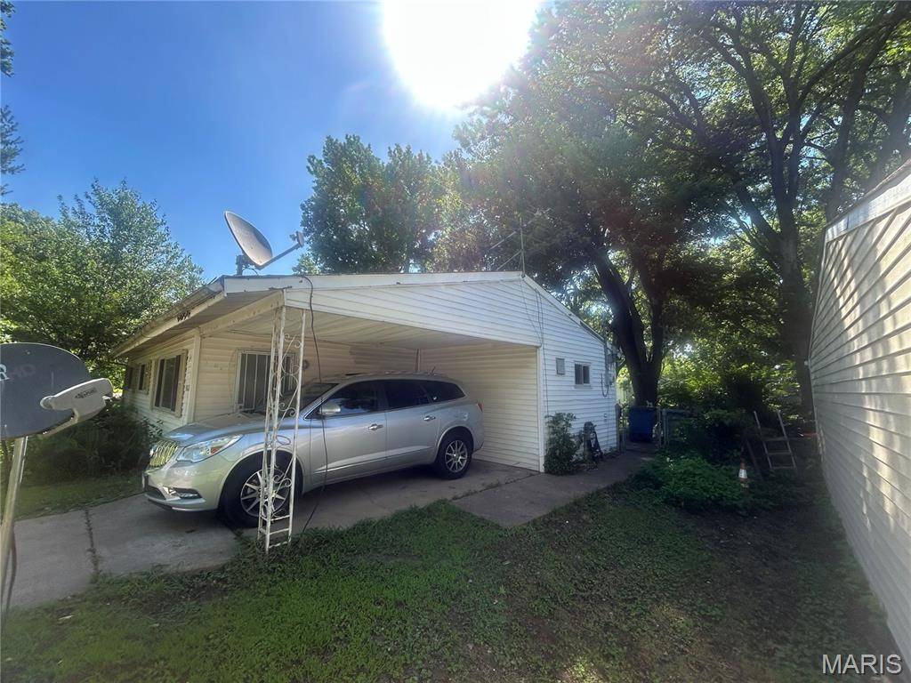 9822 Treadway LN, St Louis, MO 63134