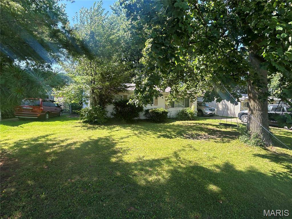 9822 Treadway LN, St Louis, MO 63134