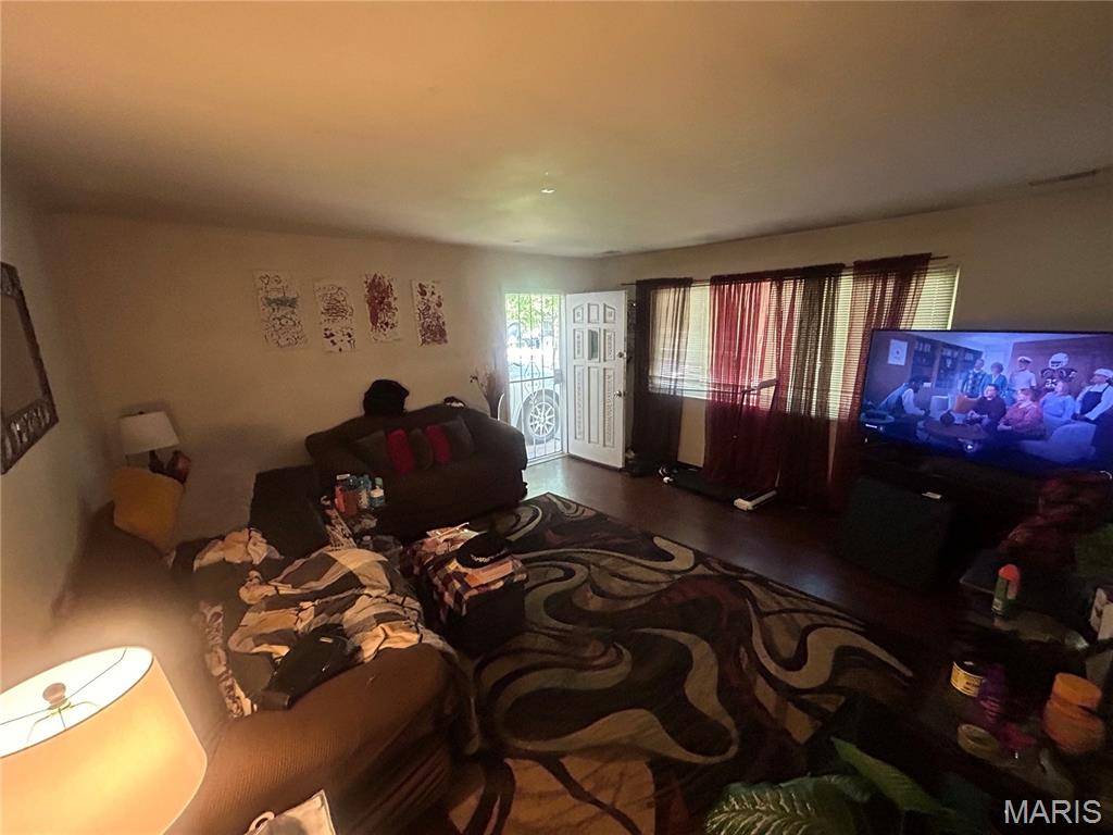 9822 Treadway LN, St Louis, MO 63134