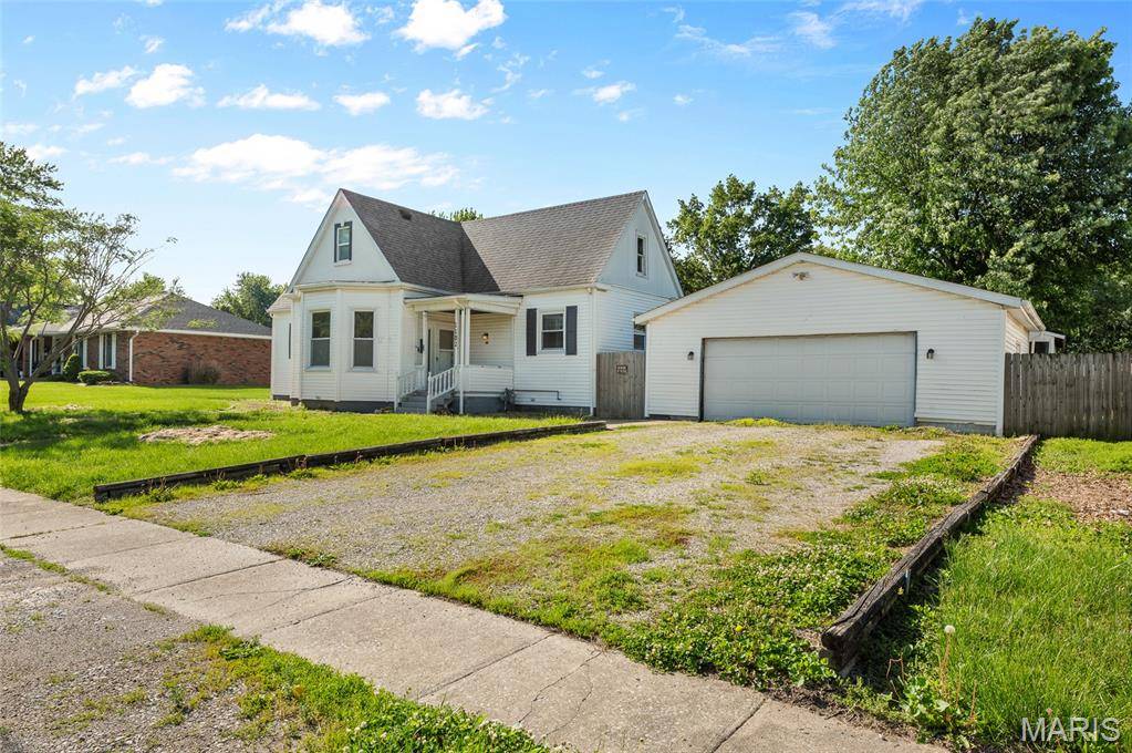 1102 W 6th ST, Staunton, IL 62088
