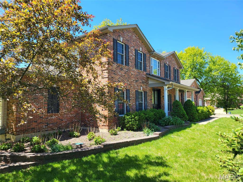 1 Crabapple CT, Olivette, MO 63132