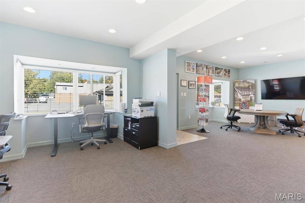 8600 Manchester RD, St Louis, MO 63144