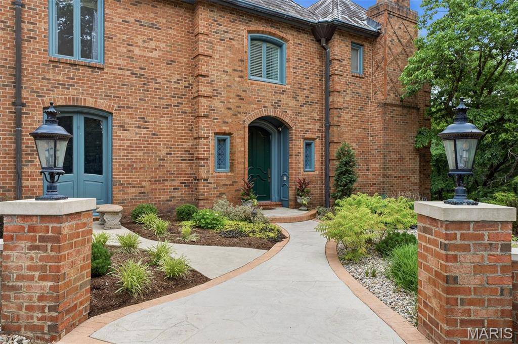 10700 Starhill DR, St Louis, MO 63128