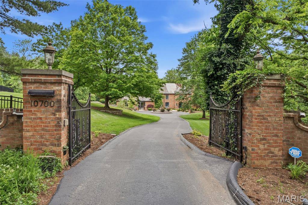 10700 Starhill DR, St Louis, MO 63128