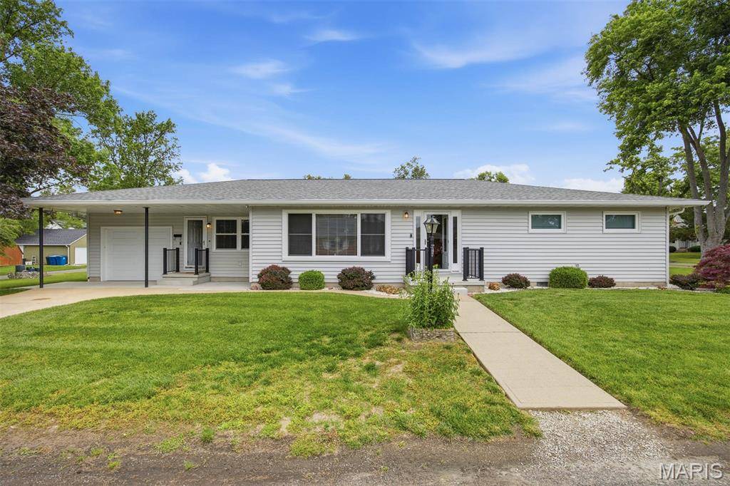 1920 Cypress ST, Highland, IL 62249