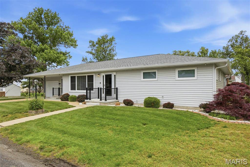 1920 Cypress ST, Highland, IL 62249