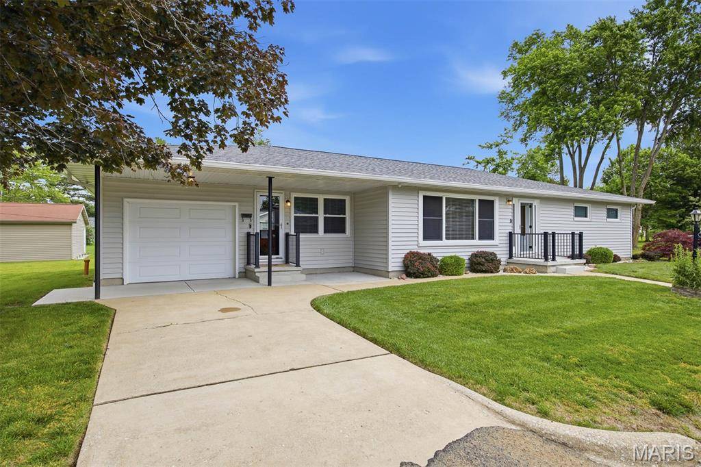 1920 Cypress ST, Highland, IL 62249