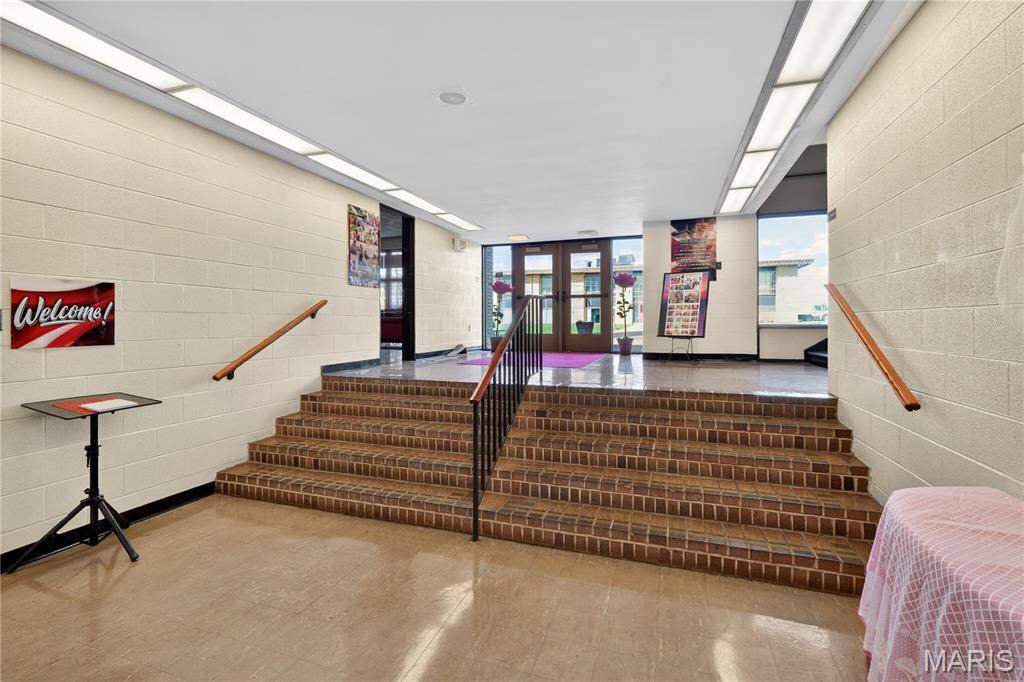 206 Emerling DR, Cool Valley, MO 63121