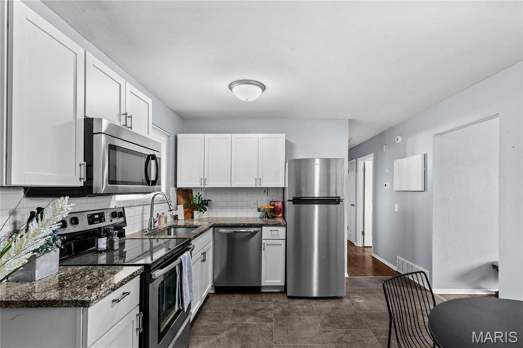 1525 Layven AVE, Florissant, MO 63031