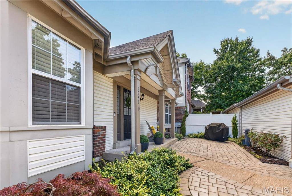 15810 Harris Ridge CT, Chesterfield, MO 63017