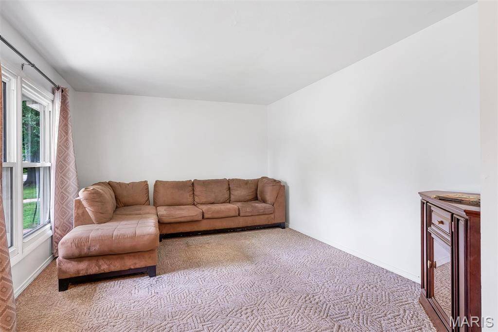 2470 Palm DR, Florissant, MO 63031