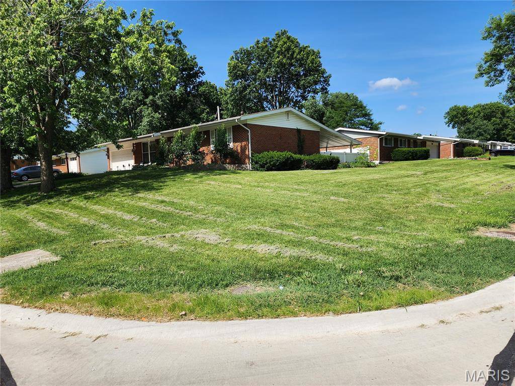 2805 Ancell LN, Mehlville, MO 63125