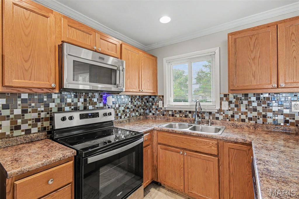 1150 Kostka LN, Florissant, MO 63031