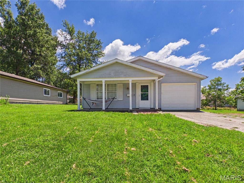 305 Barr ST, Carterville, IL 62918
