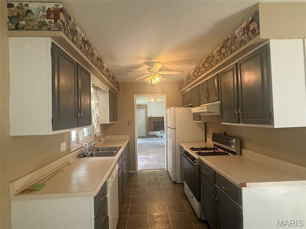 1327 Morning Glory DR, Vandalia, IL 62471