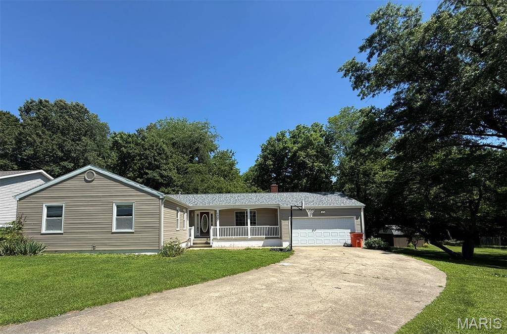 1327 Morning Glory DR, Vandalia, IL 62471