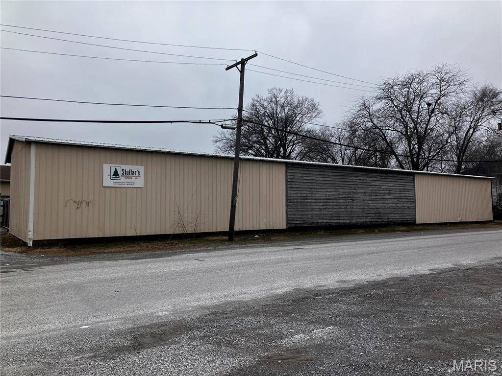 221 N Main ST, Benton, IL 62812