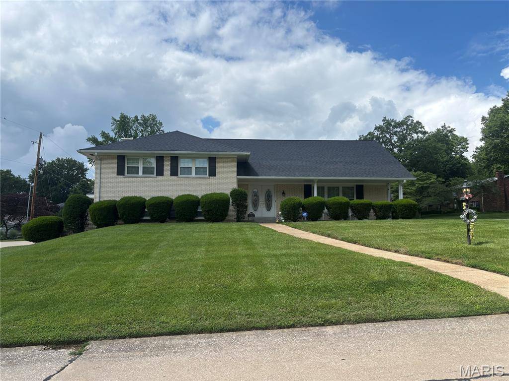 33 Fawnlily DR, Belleville, IL 62221