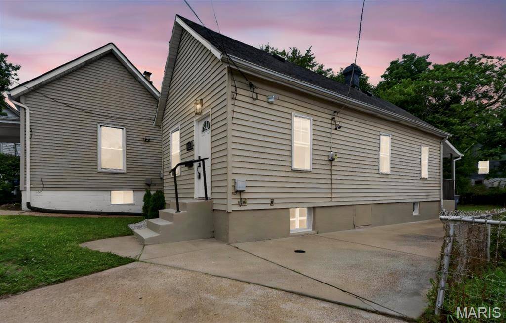 1424 Sulphur AVE, St Louis, MO 63110