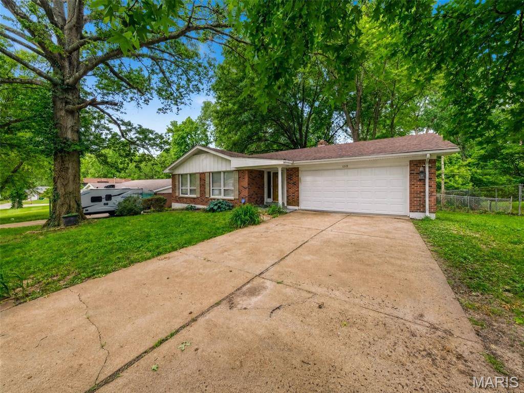 1219 Hobson DR, Ferguson, MO 63135