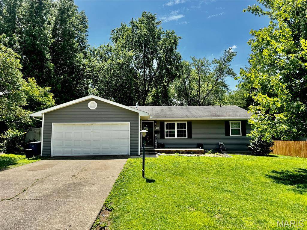 1302 Butternut DR, Greenville, IL 62246