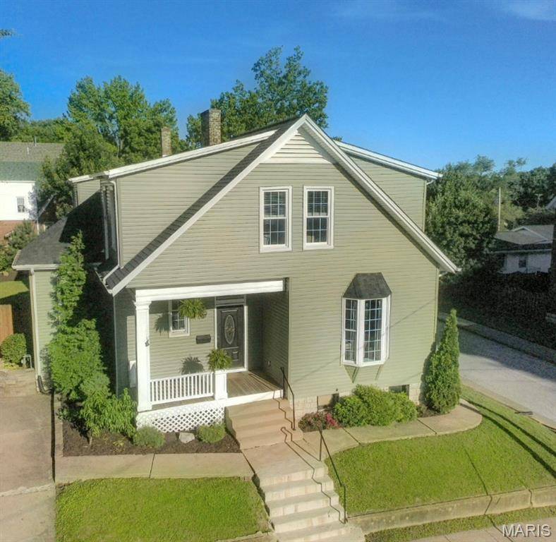 330 S 6th ST, St Charles, MO 63301