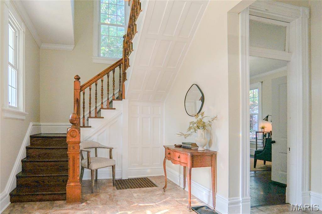 330 S 6th ST, St Charles, MO 63301