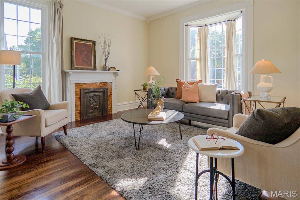 330 S 6th ST, St Charles, MO 63301