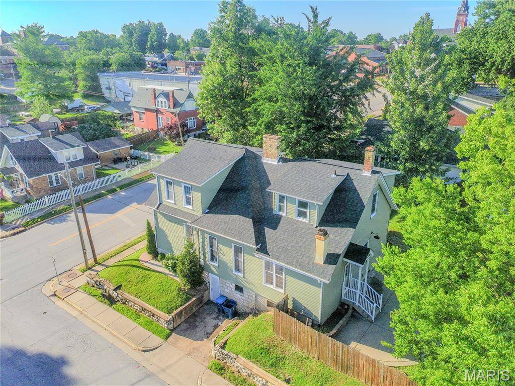 330 S 6th ST, St Charles, MO 63301