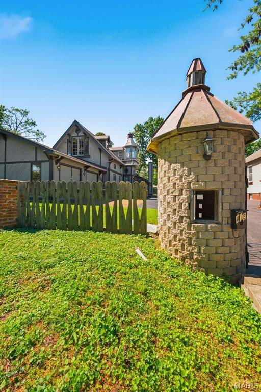 418 Oak Tree DR, Webster Groves, MO 63119