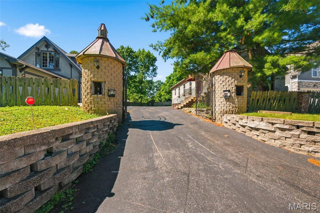 418 Oak Tree DR, Webster Groves, MO 63119