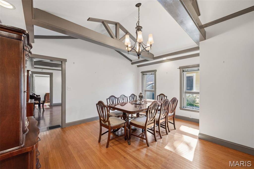 418 Oak Tree DR, Webster Groves, MO 63119